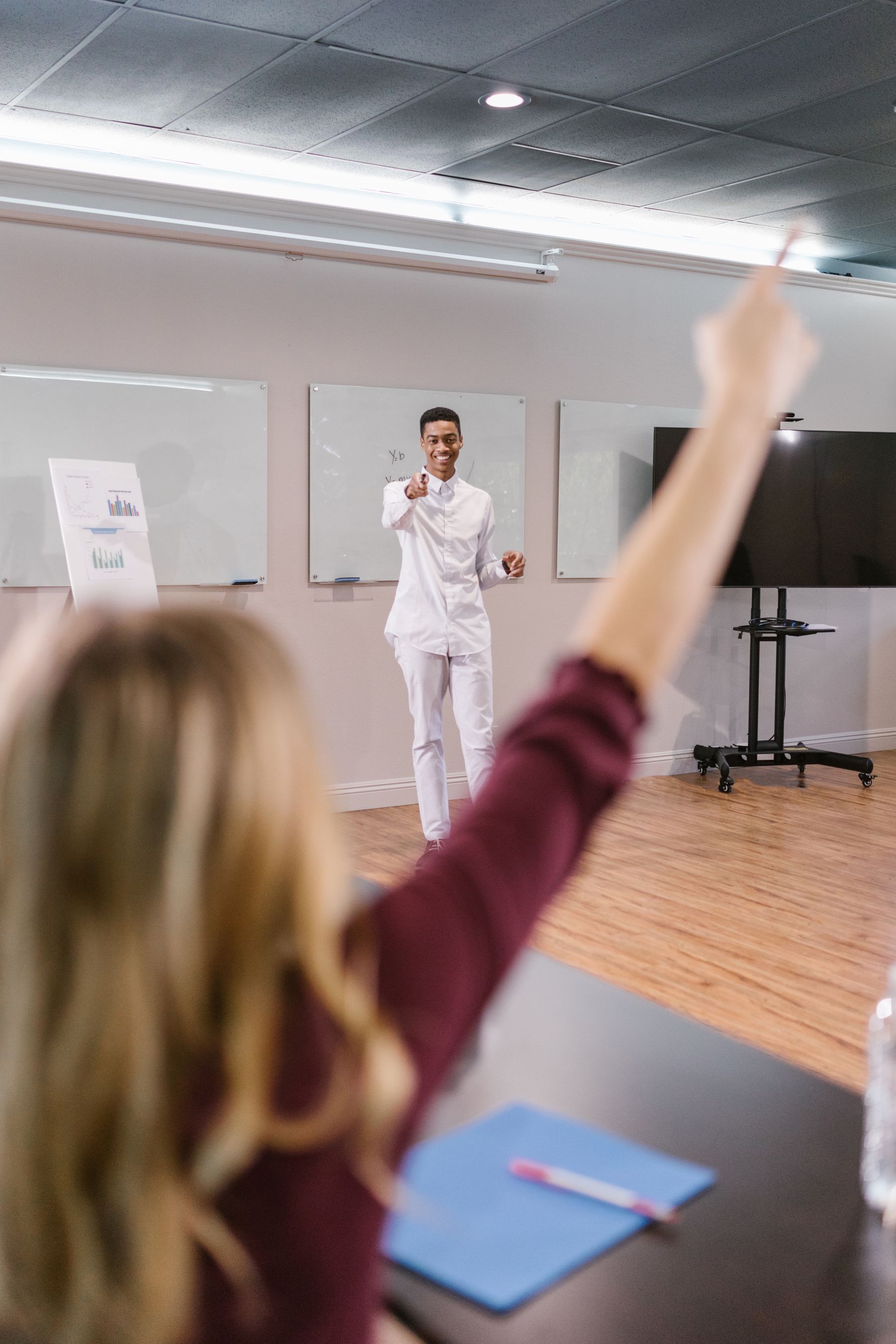 Formateur animant une formation auprès de cadres en entreprise